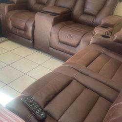 800 Dls OBO 2 Pcs Power  Recliner Couch And Love Seat 
