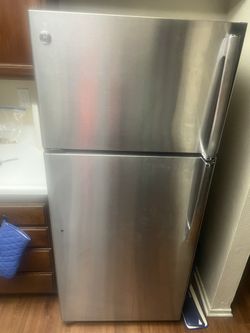 GE REFRIGERATOR 10/10
