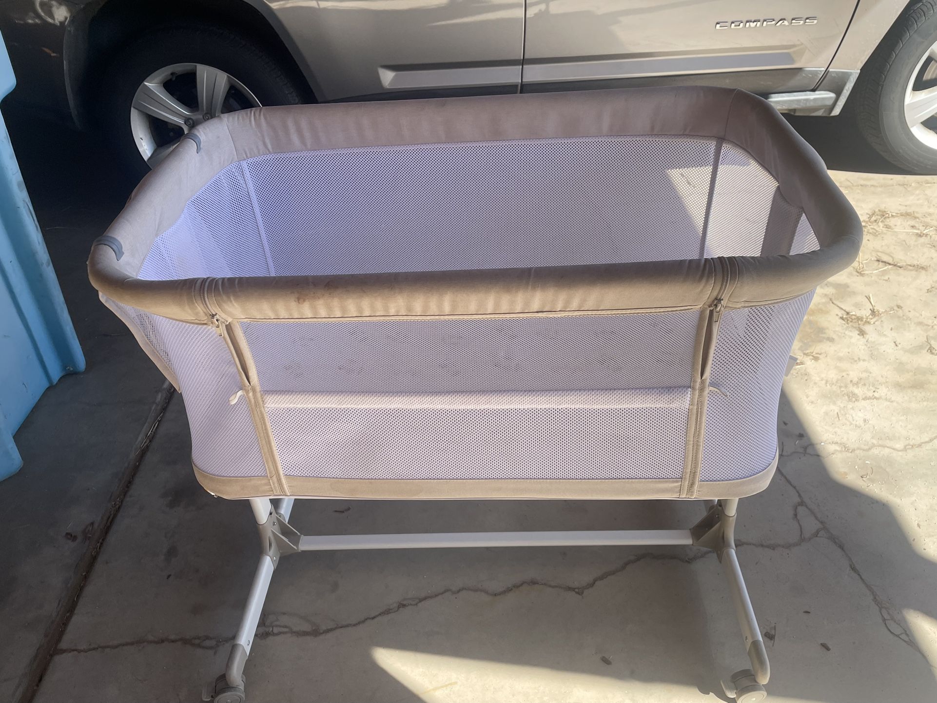 Bassinet. Use twice. $14.Excellent shape. See Pictures For Full Beauty.