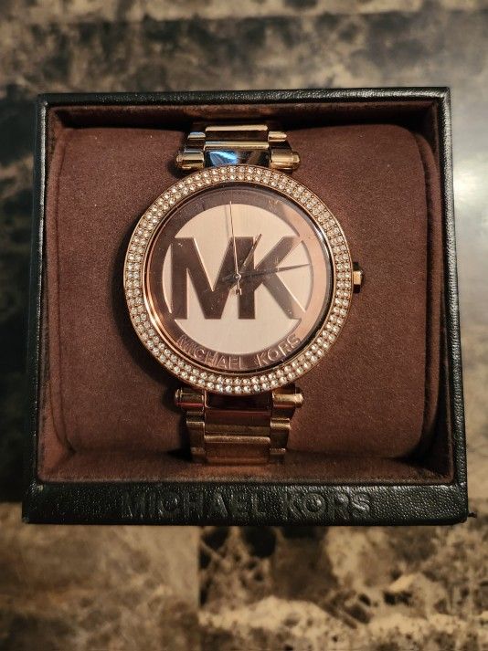 Woman's Michael Kors Watch - Rose Gold