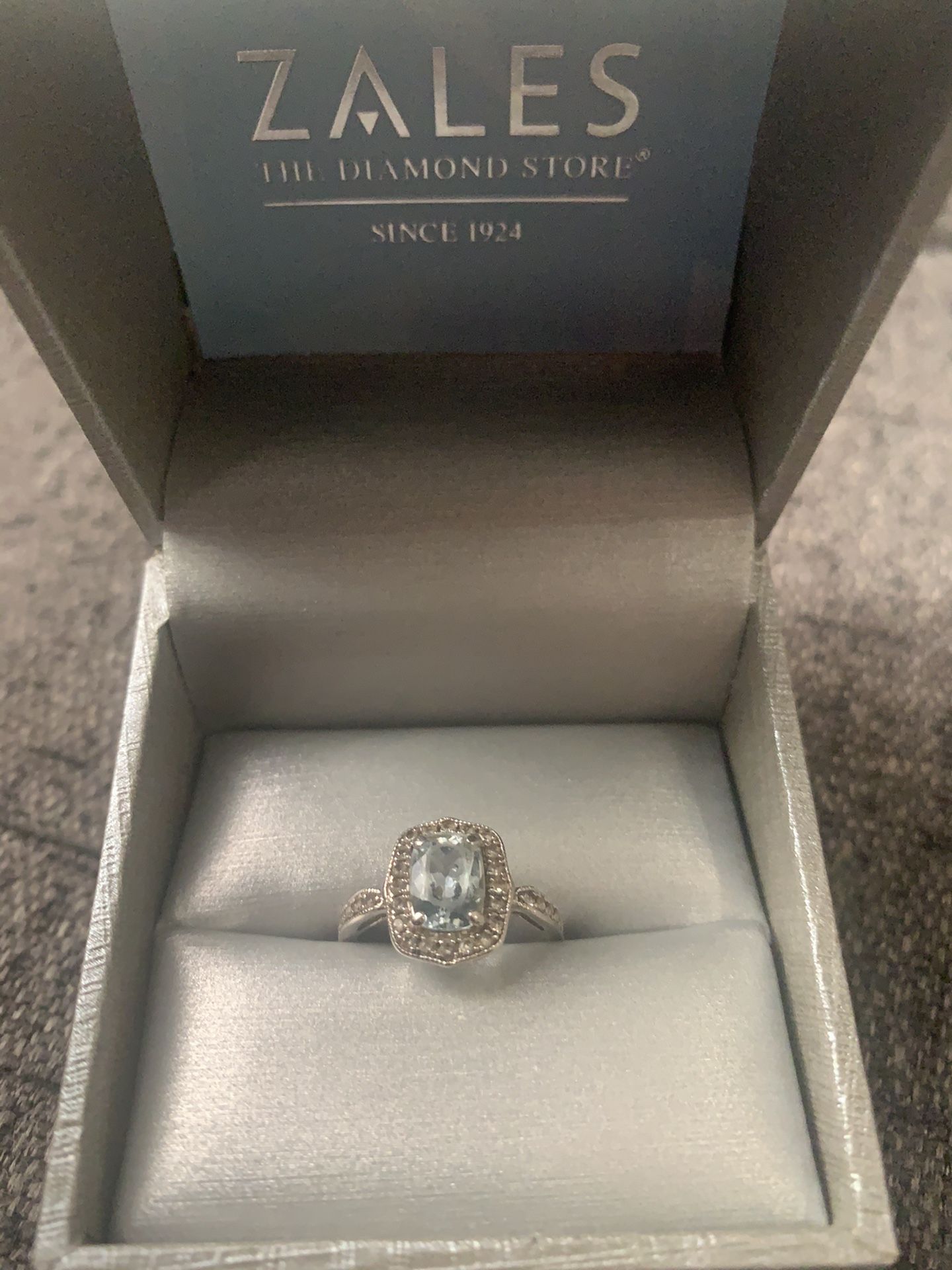 ZALES !!! Gorgeous Silver Aquamarine Halo Setting Ring