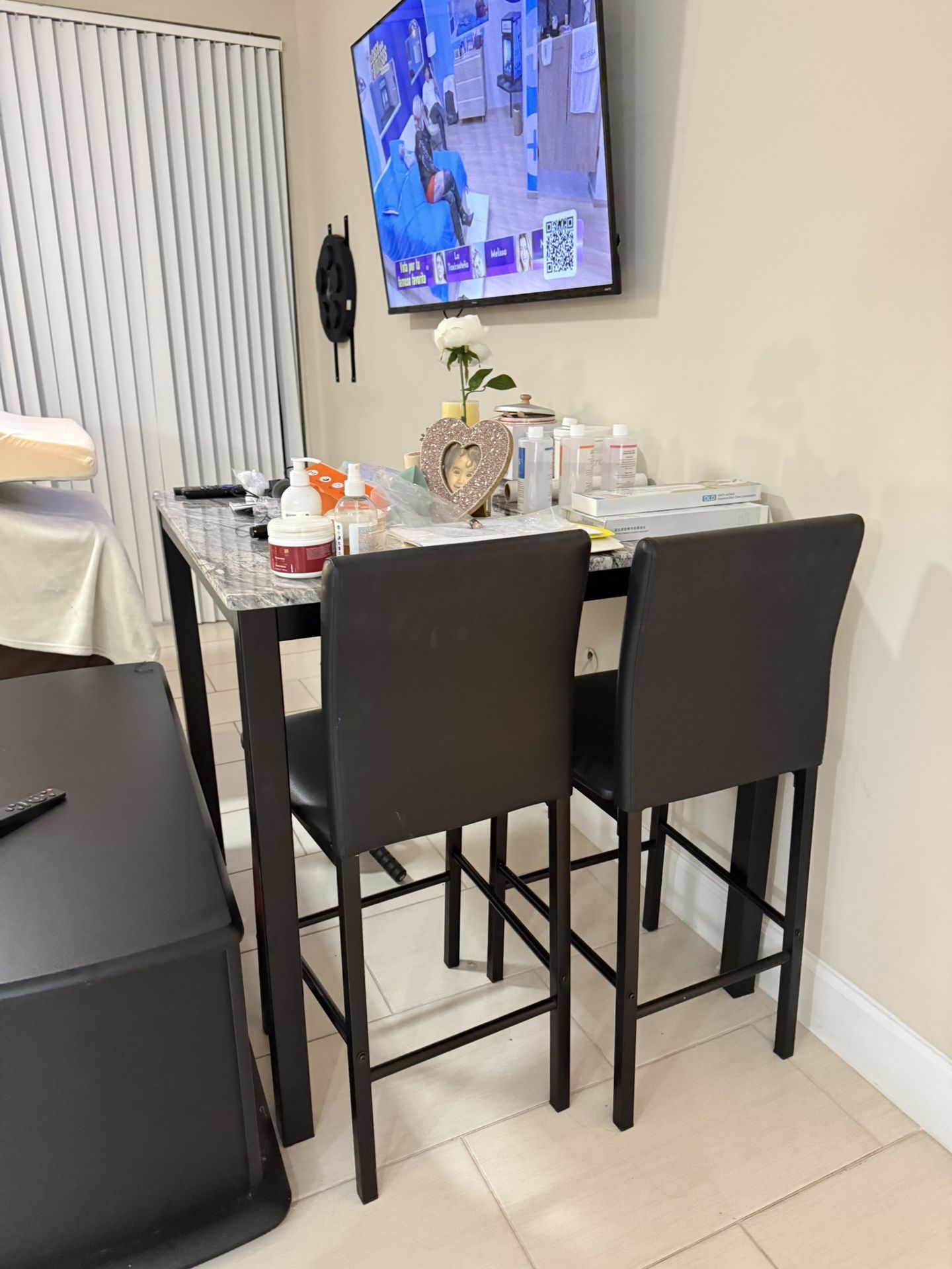 Dining Table with 4 Chairs – Great Condition