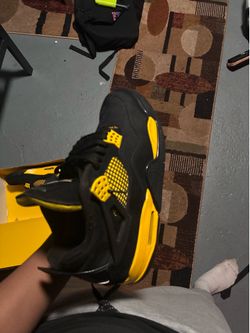 Jordan 4 retro thunder size 9
