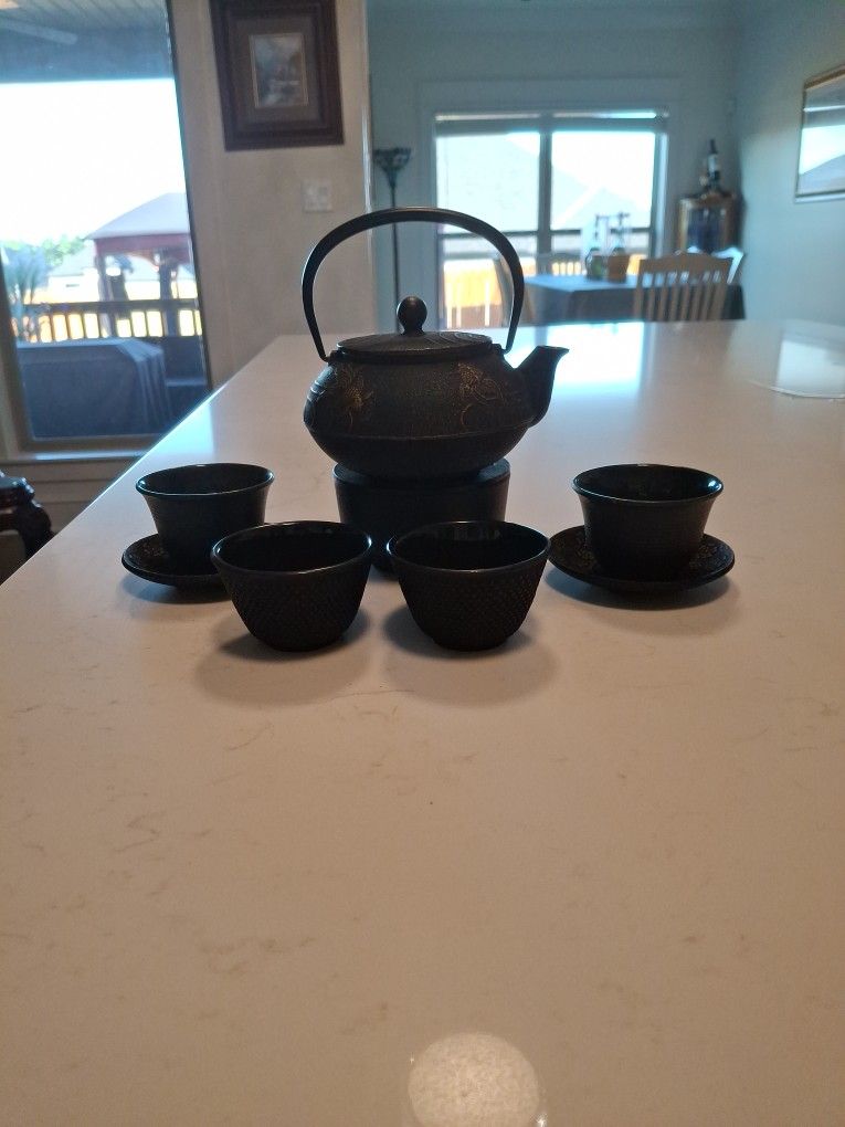 Cast Iron Teapot with Warmer 4 Cups and 2 Saucers