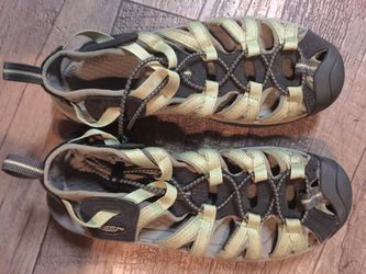 KEEN waterproof hiking sandals size 6.5