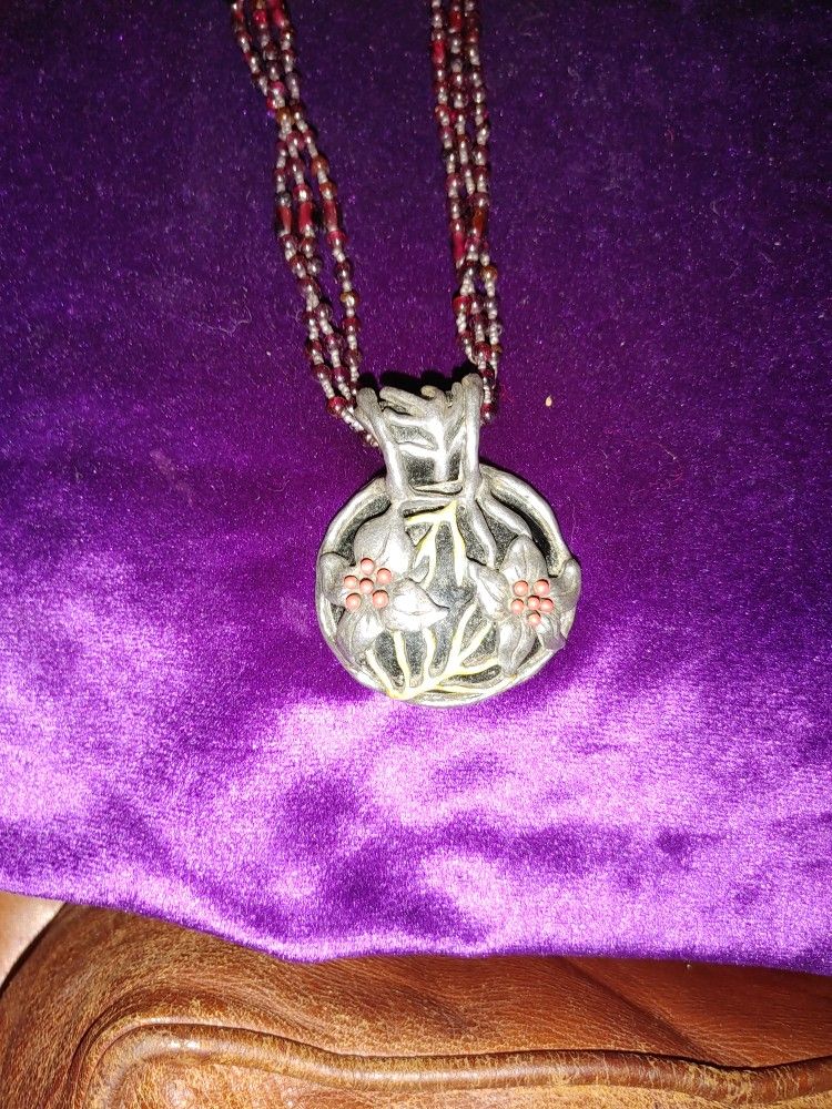 Chico's Choker. Nice Metal Pendant