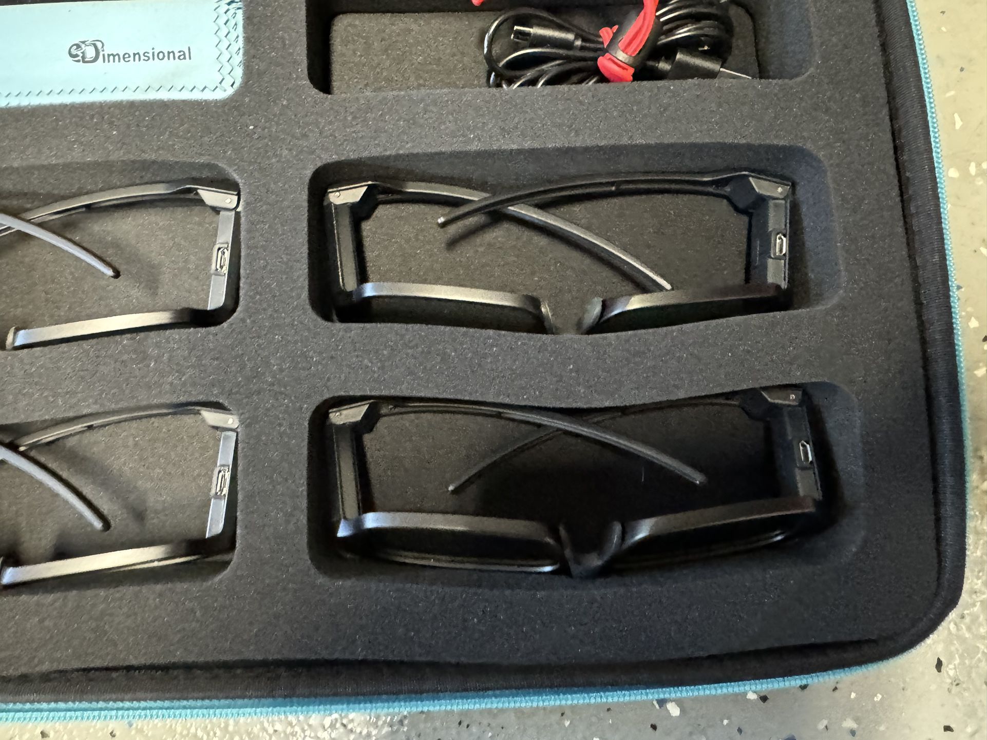 3D Glasses (4 Pairs) With Case