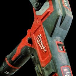 Milwaukee Cable Cutters &2.5 Battery 