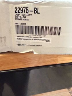 Crue Single-Handle Pull-Down Sprayer Kitchen Faucet in Matte