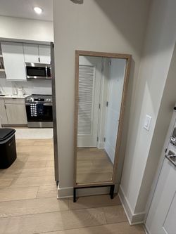 Standing mirror