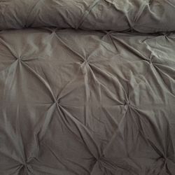 QUEEN SIZE BROWN COMFORTER FROM TARGET