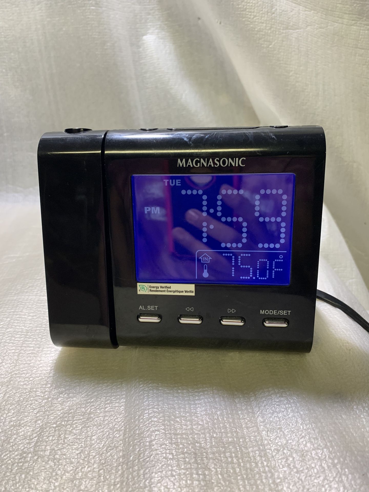 Magnasonic MM176K AM/FM Projection Clock Radio Dual Alarm Self Set