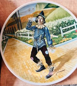 This is a vintage 1977 Edwin M. Knowles collector plate featuring the Scarecrow from The Wizard of Oz.The artwork, titled "If I Only Had a Brain," was