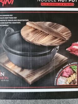 Cast Iron Noodle Hot Pot with Wooden Lid and Trivet 2-Liter