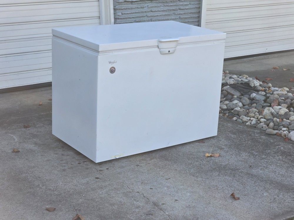 Whirlpool 15.0-cu ft Chest Freezer