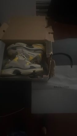 Balenciagas triple s  yellow grey