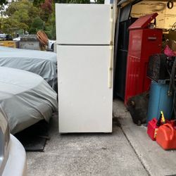 FREE FRIG. Works.  Come Pick Up 