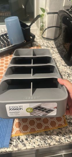 Compact utensil holder