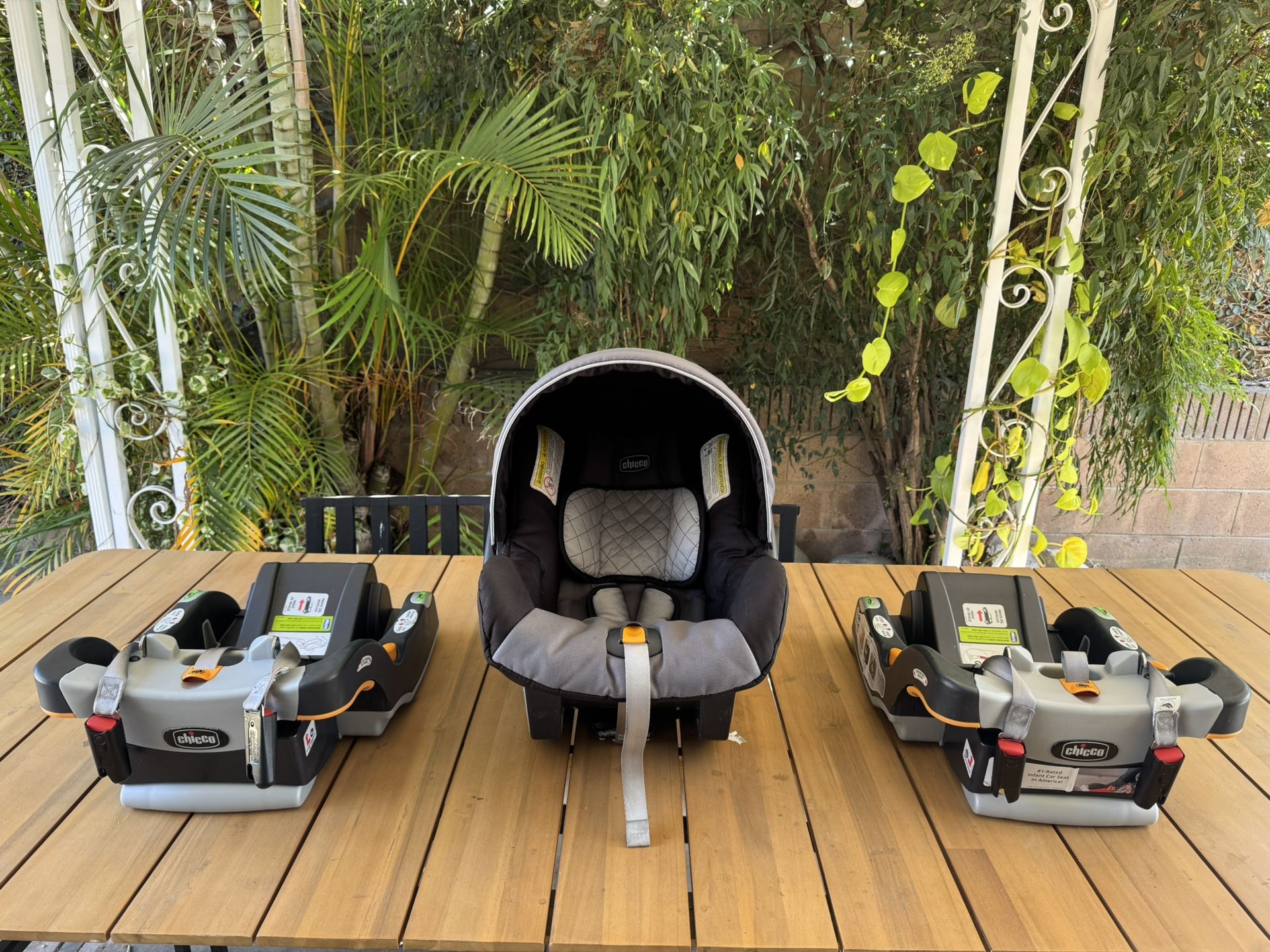 Chicco Car Seat with 2 Bases 