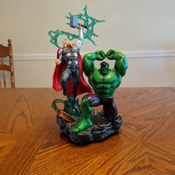 RARE 2017 MARVEL HULK & THOR AVENGERS 11 INCH LIMITED EDITION STATUE 