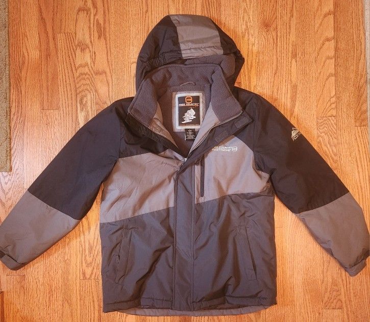 BRAND NEW WINTER COAT.
Kids Size 14/16/Small Adult. No Rips Or Stains. All Zippers work smoothly. Comes With Bonus Fleece Jacket