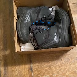 Youth snow boots size 4