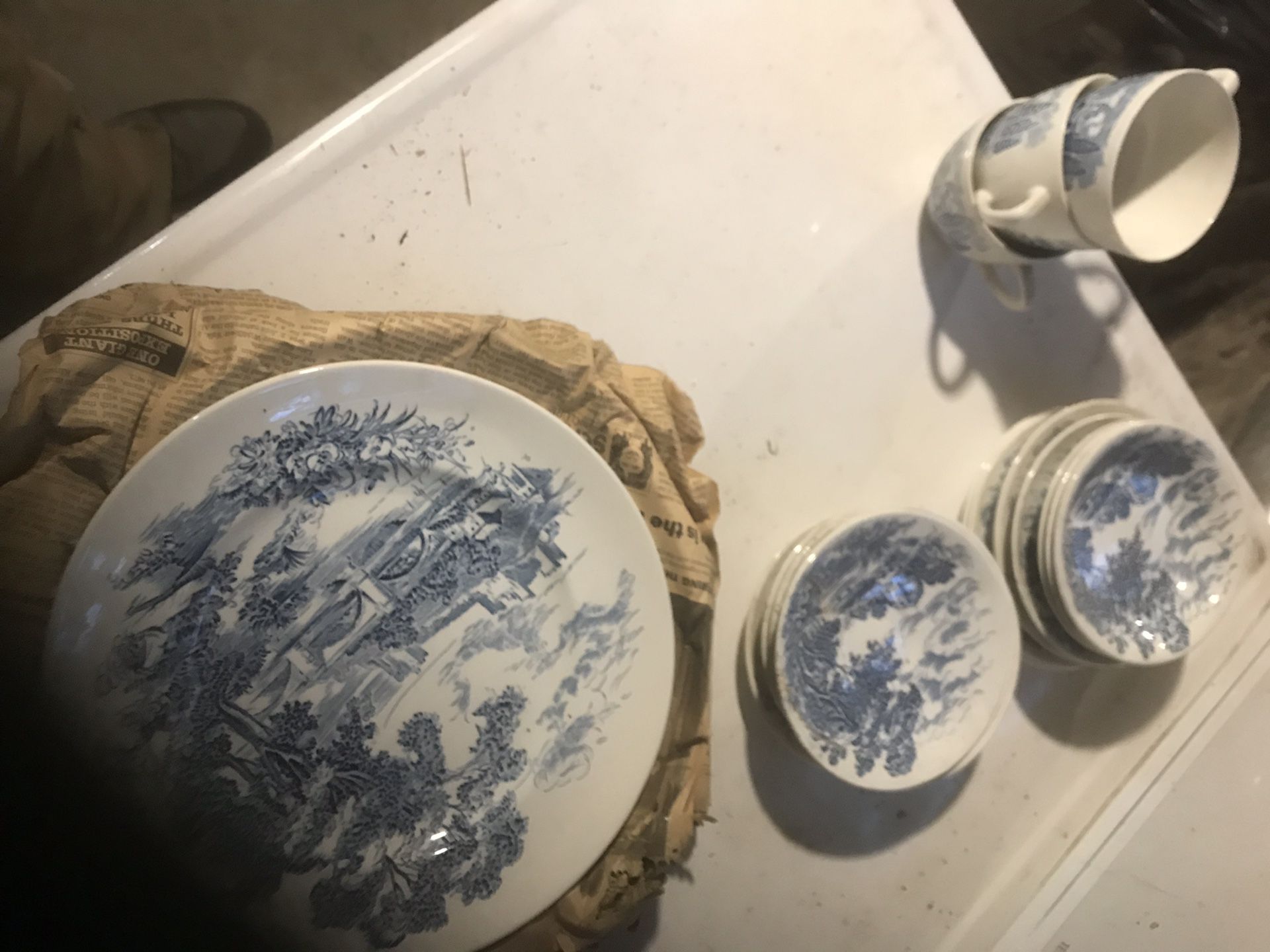 Set of Wedgwood plates, bowls and cups