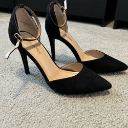 Women’s Black Closed Toe Ankle Strap Pointed Pump Heel Size 9