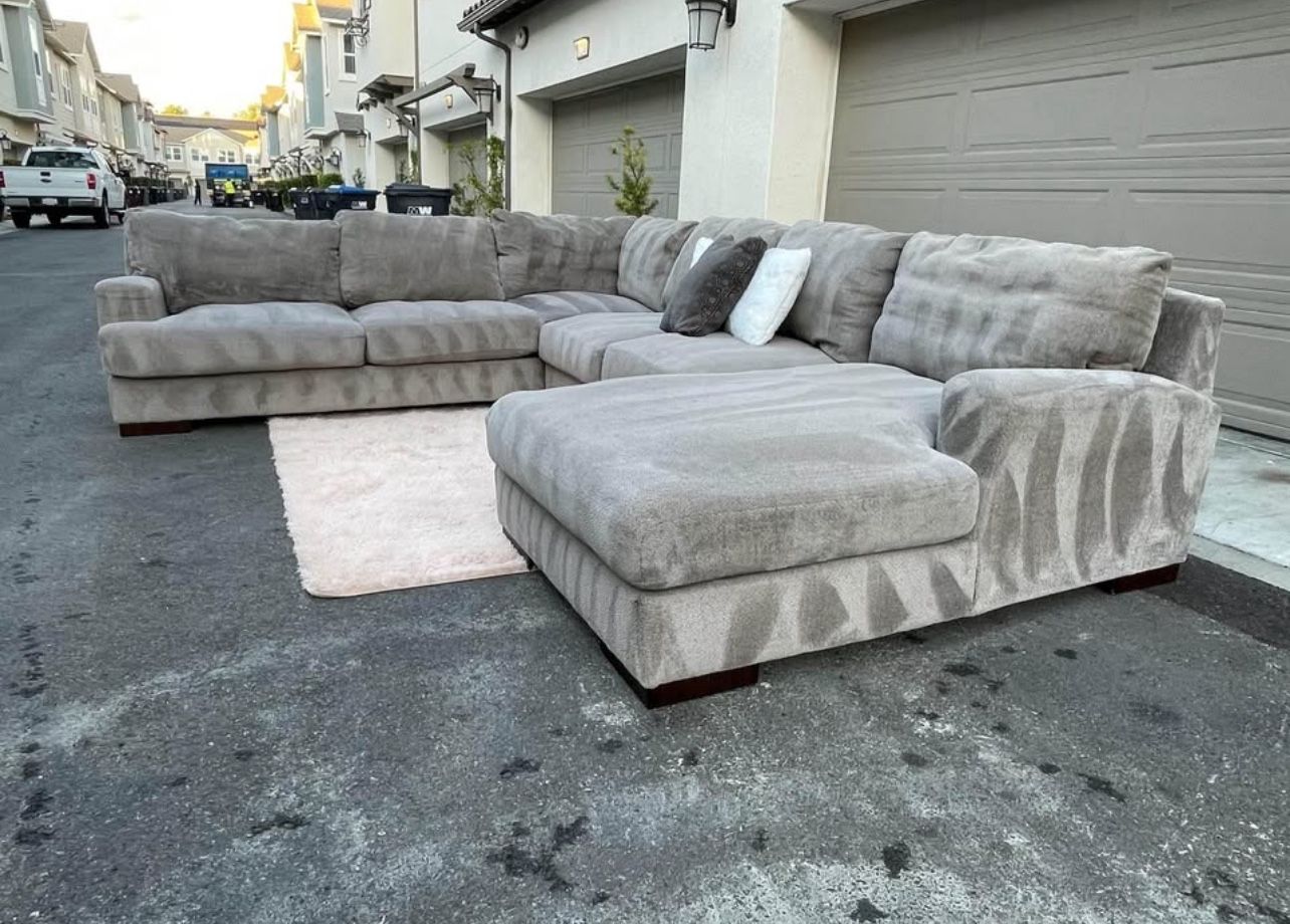 Beautiful Gray Sectional Couch In Perfect Condition - Free Delivery 🚚