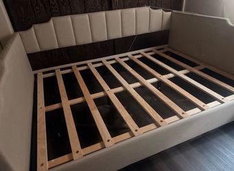 Full size day bed free