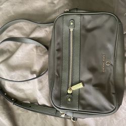 Michael Kors Crossbody purse and perfect condition. Looks brand new.