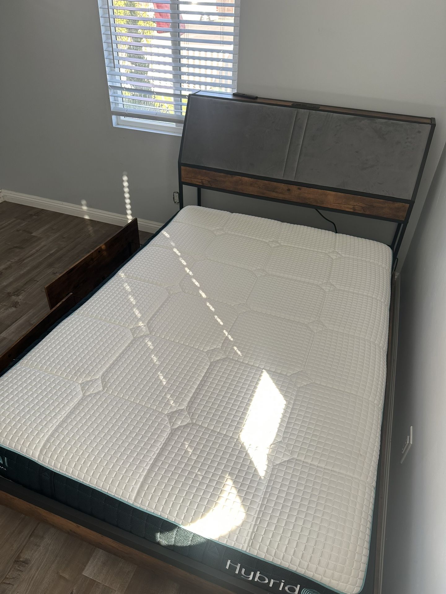 Full Bed with Storage + Hybrid Mattress – Like New (original value over $700)