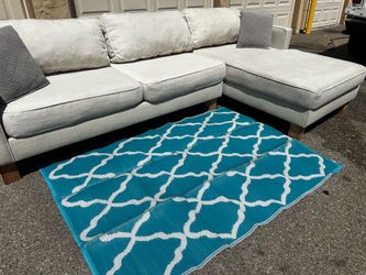 WHITE SECTIONAL COUCH W/ FREE DELIVERY