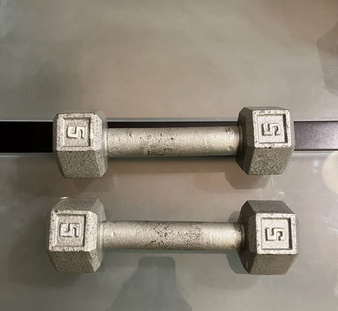 Cast Iron hex 5 lb dumbbell set Total 10 lb (Pick upπ In Bellevue) *Check out my Other Posts π