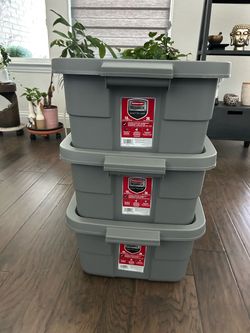 Brand New Rubbermaid Roughneck 10 Gallon containers