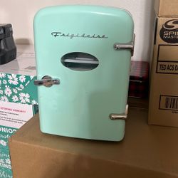 Frigidaire - Mini Fridge 