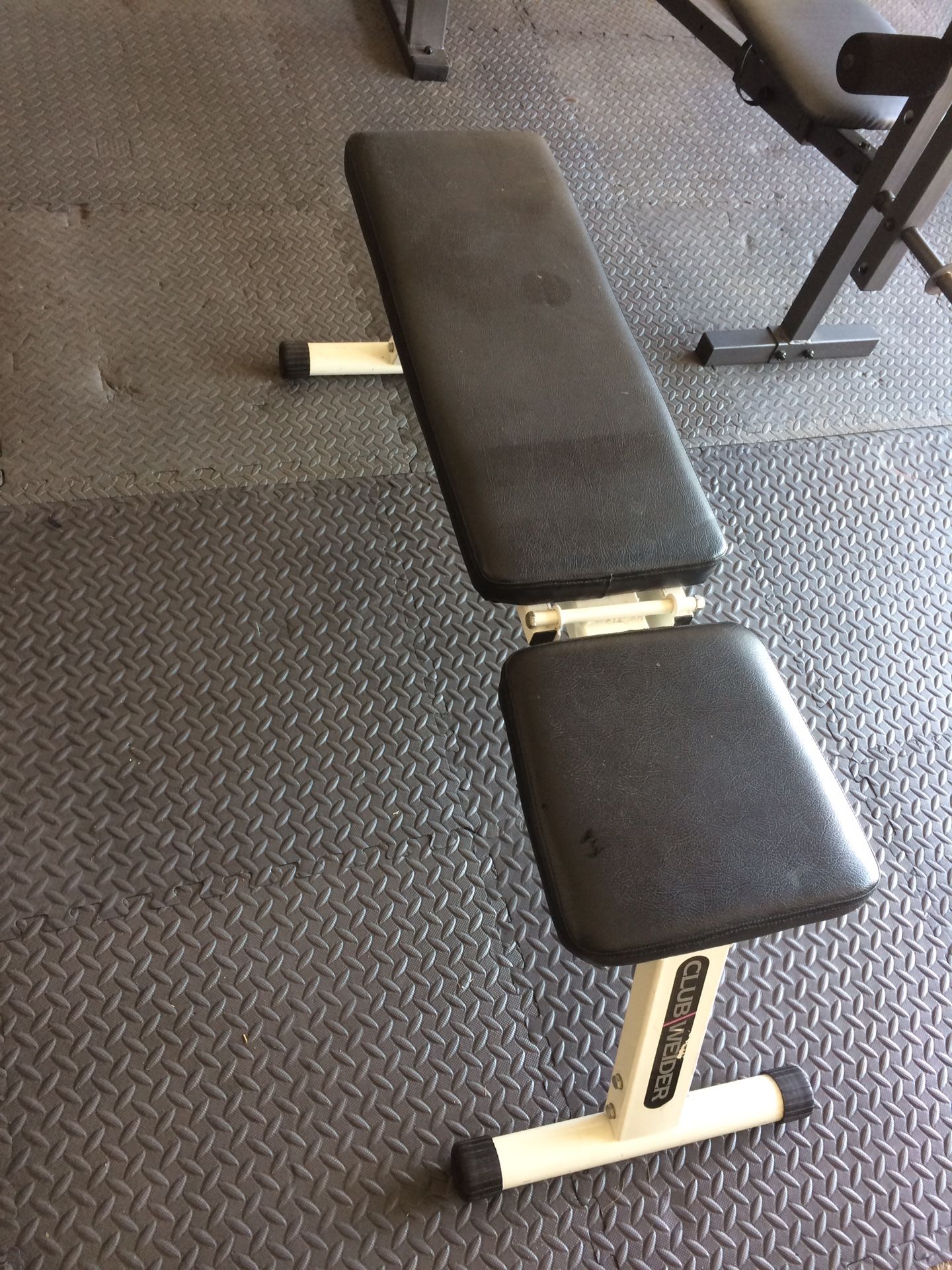 Adjustable weight bench