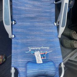 Selling various items in good condition—only the small table has a small hole. Each item is priced differently; feel free to ask about any that intere