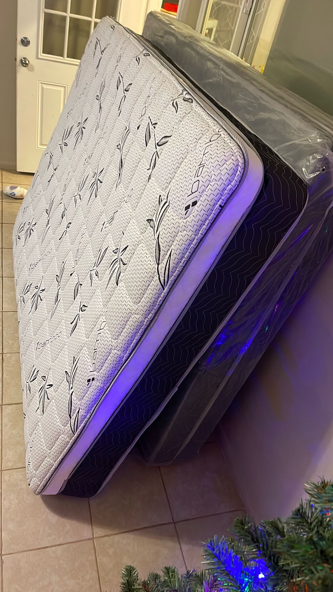 Queen Mattress / Base 