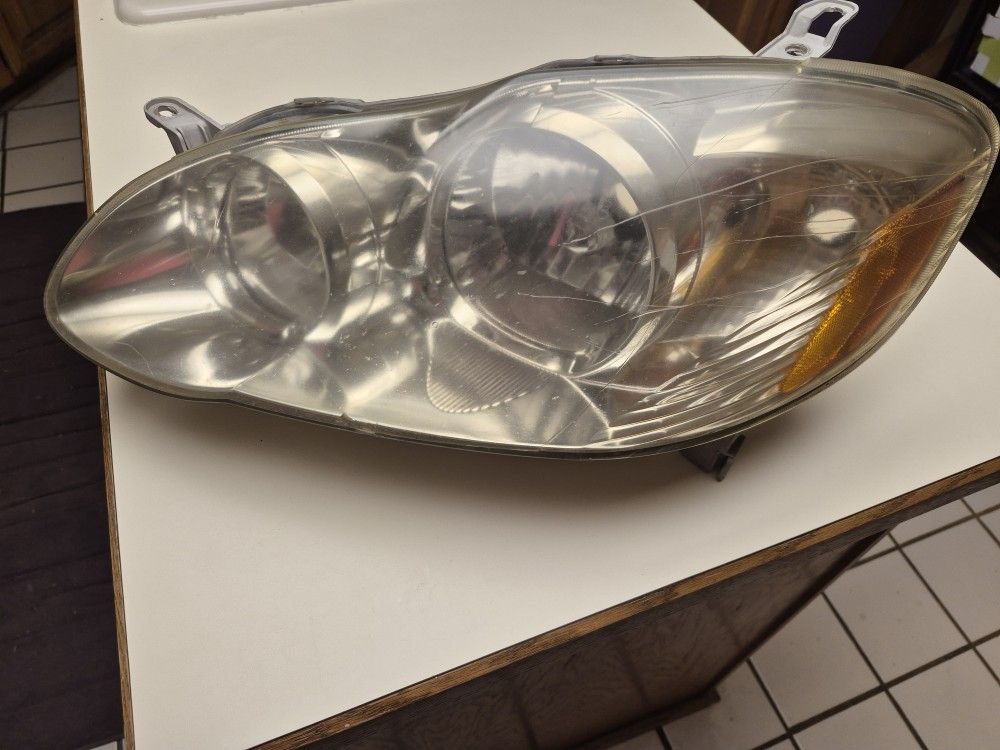 Driver Side Headlight Assembly 07 Toyota Corolla