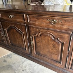 Henredon Dresser / Buffet, Solid Wood, Lots Of Storage Space