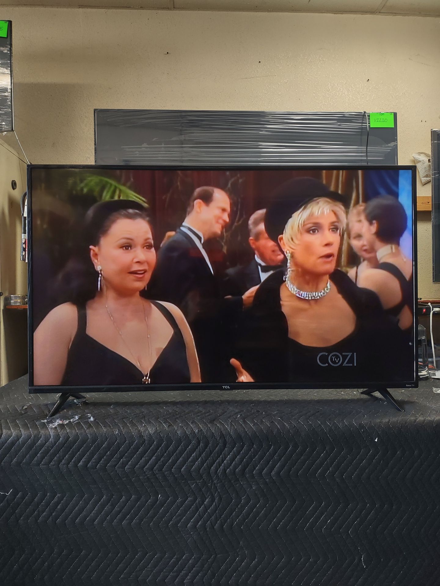 55 inch Roku TCL 4k smart beautiful tv comes with remote control shows great quality clear picture works perfect guaranteed