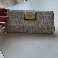 Michael Kors Zippy Wallet
