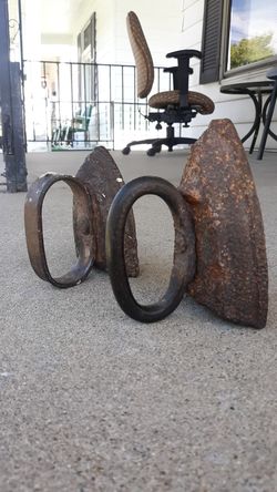 2 old antique flat iron's in good condition only 20$