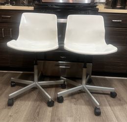 White Shell Office Chairs on Wheels – Set of 2