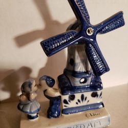 Rare Amsterdam figurine,boy kissing girl under lighthouse with area for candle 7x5x2