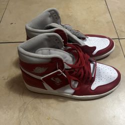 🔴 Nike Air Retro High OG – Varsity Red/White (Used)