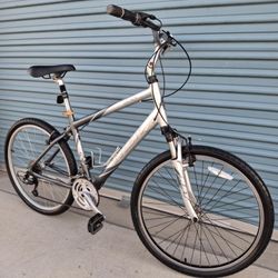 TREK HYBRID BIKE 21 SPEEDS TIRE 26 SIZE L
