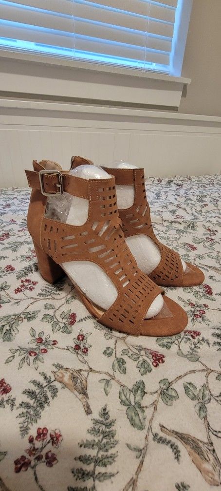Women Heels Sandal, Size -7.5, Brand New.