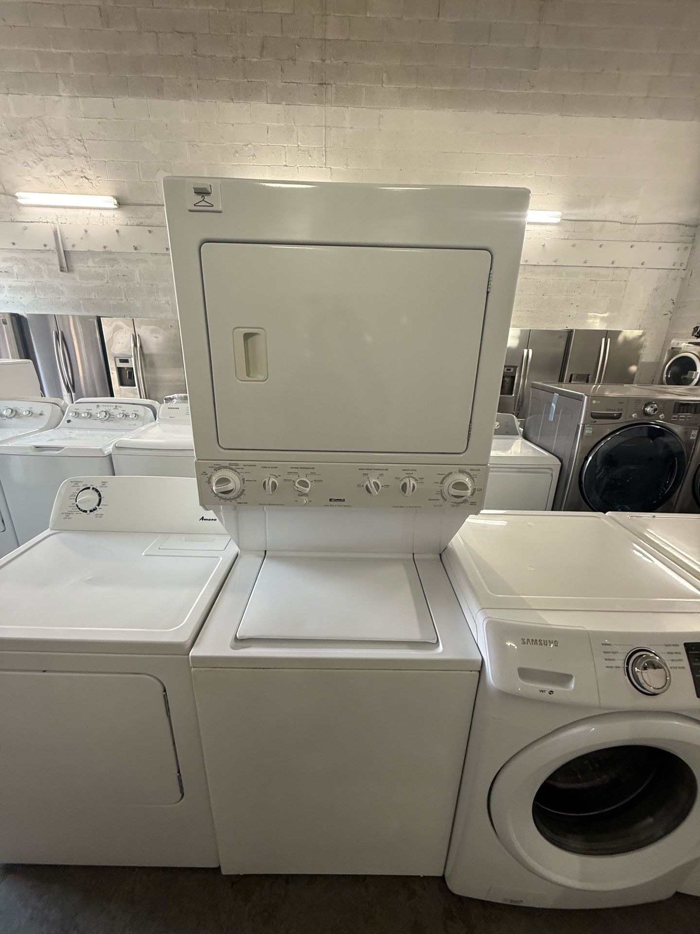 Kenmore stackable Washer and Dryer “27 ( Lavador y secadora )